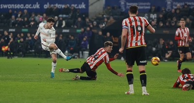 210125  Swansea City v Sheffield United, EFL Sky Bet Championship - Liam Cullen of Swansea City fires a shot at goal