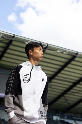 220826 - Swansea City v Sheffield United - Sky Bet Championship - Eom Ji-Sung of Swansea City arrives 