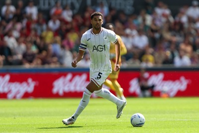 220826 - Swansea City v Sheffield United - Sky Bet Championship - Ben Cabango of Swansea City runs with the ball