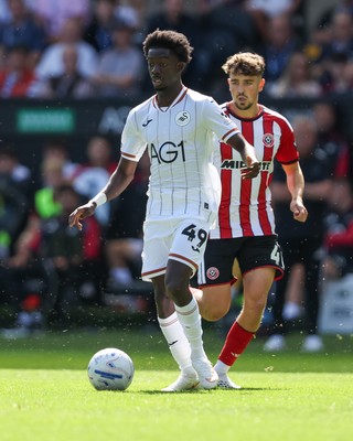 220826 - Swansea City v Sheffield United - Sky Bet Championship - Moussa Yeo of Swansea City attacks with pressure from Oliver Arblaster of Sheffield United 
