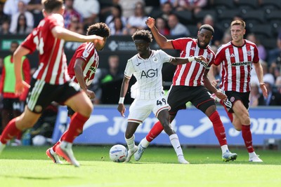 220826 - Swansea City v Sheffield United - Sky Bet Championship - Moussa Yeo of Swansea City attacks with pressure from Japhet Tanganga of Sheffield United 