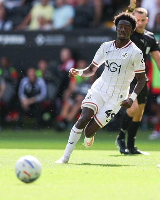 220826 - Swansea City v Sheffield United - Sky Bet Championship - Moussa Yeo of Swansea City passes the ball