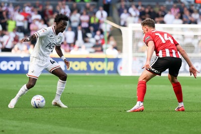 220826 - Swansea City v Sheffield United - Sky Bet Championship - Moussa Yeo of Swansea City takes on Harrison Burrows of Sheffield United 