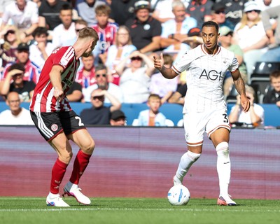 220826 - Swansea City v Sheffield United - Sky Bet Championship - Adam Idah of Swansea City takes on Mark McGuinness of Sheffield United 