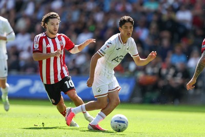 220826 - Swansea City v Sheffield United - Sky Bet Championship - Elijah Just of Swansea City attacks with pressure from Callum O'Hare of Sheffield United 