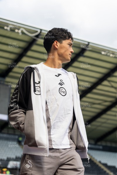 220826 - Swansea City v Sheffield United - Sky Bet Championship - Eom Ji-Sung of Swansea City arrives 