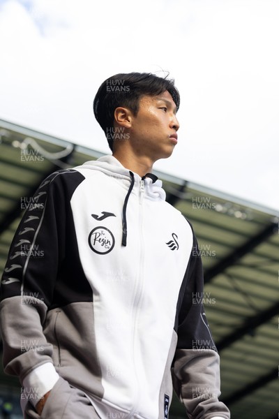 220826 - Swansea City v Sheffield United - Sky Bet Championship - Eom Ji-Sung of Swansea City arrives 