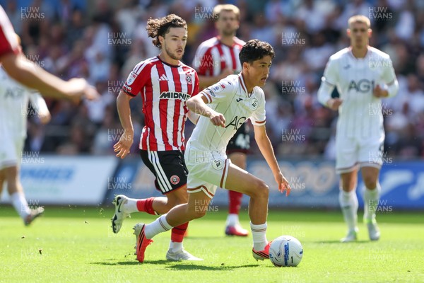 220826 - Swansea City v Sheffield United - Sky Bet Championship - Elijah Just of Swansea City attacks with pressure from Callum O'Hare of Sheffield United 