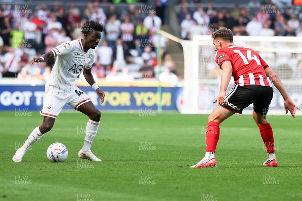 220826 - Swansea City v Sheffield United - Sky Bet Championship - Moussa Yeo of Swansea City takes on Harrison Burrows of Sheffield United 