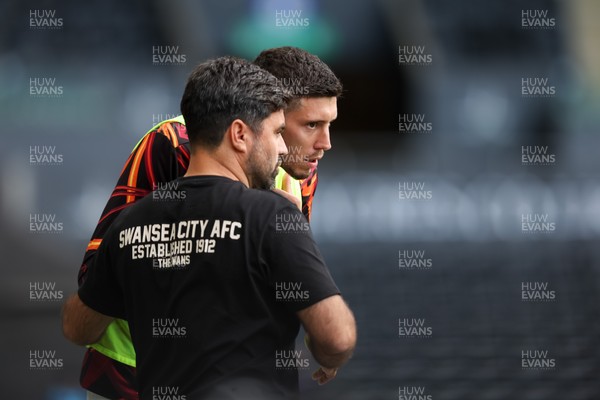 220826 - Swansea City v Sheffield United - Sky Bet Championship - Vítor Matos Manager of Swansea City gives instructions to Ross Stewart of Swansea City