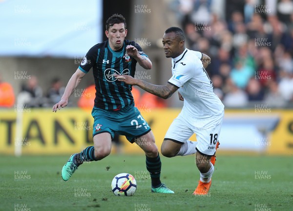 080518 - Swansea City v Southampton, Premier League - Jordan Ayew of Swansea City and Pierre Emile Hojbjerg of Southampton compete for the ball