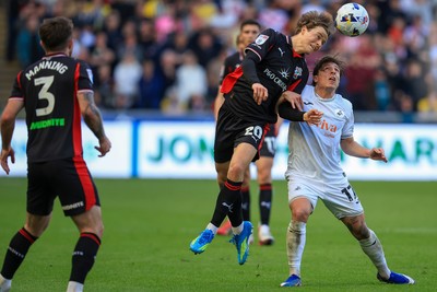 180426 - Swansea City v Southampton - Sky Bet Championship - Goncalo Franco of Swansea City battles for the ball with Caspar Jander of Southampton