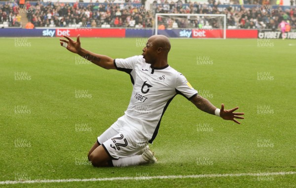 051019 - Swansea City v Stoke City, SkyBet Championship - Andre Ayew of Swansea City celebrates after scoring goal in opening minute of the match
