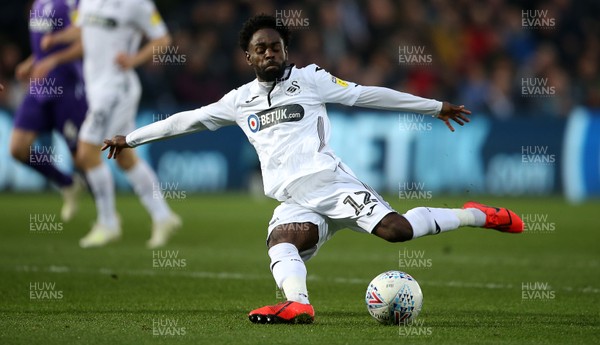 090419 - Swansea City v Stoke City - SkyBet Championship - Nathan Dyer of Swansea City takes a shot at goal