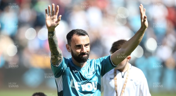 130518 - Swansea City v Stoke City, Premier League - Leon Britton of Swansea City is applauded by the fans before the start of the match