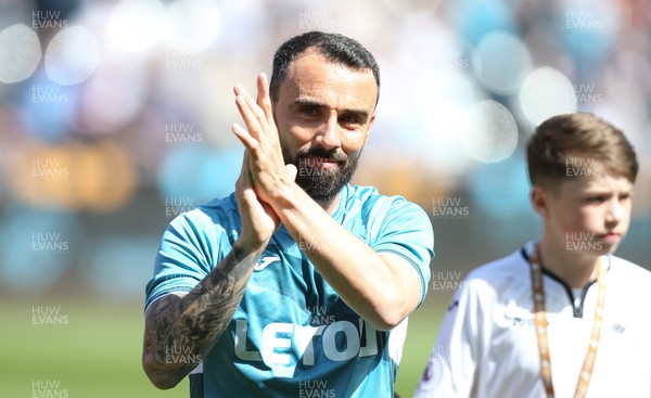 130518 - Swansea City v Stoke City, Premier League - Leon Britton of Swansea City is applauded by the fans before the start of the match