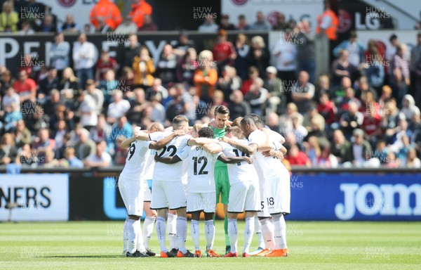 130518 - Swansea City v Stoke City, Premier League - The Swansea team huddle together at the start of the match