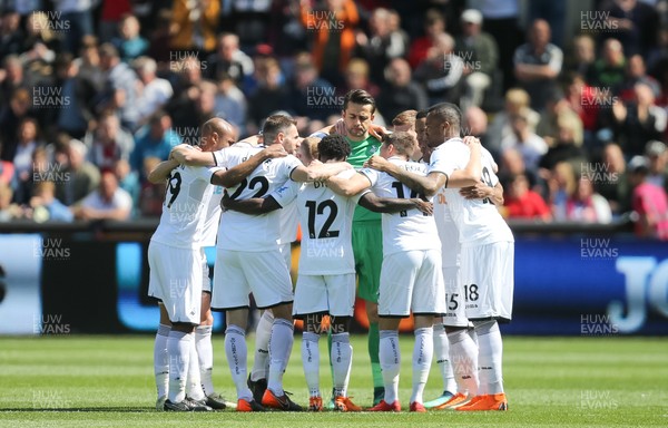 130518 - Swansea City v Stoke City, Premier League - The Swansea team huddle together at the start of the match