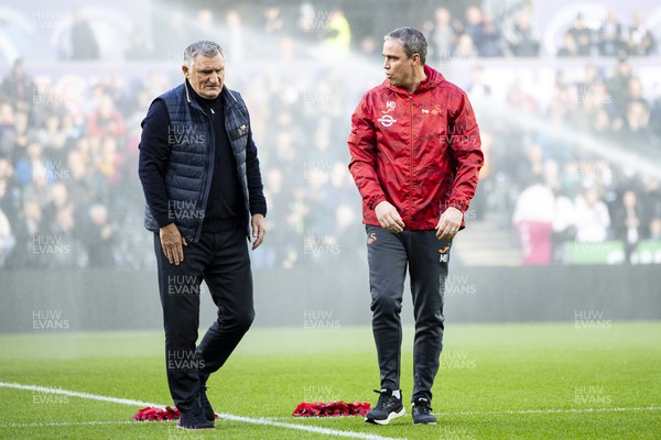 041123 - Swansea City v Sunderland - Sky Bet Championship - Swansea City manager Michael Duff and Sunderland manager Tony Mowbray lay wreaths on the pitch ahead of kick off