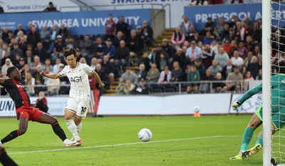 010926 Swansea City v Watford, EFL Sky Bet Championship - Ji-Sung Eom of Swansea City scores the opening goal