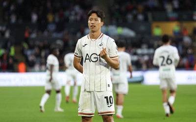 010926 Swansea City v Watford, EFL Sky Bet Championship - Ji-Sung Eom of Swansea City celebrates after he scores the opening goal