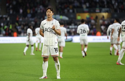 010926 Swansea City v Watford, EFL Sky Bet Championship - Ji-Sung Eom of Swansea City celebrates after he scores the opening goal