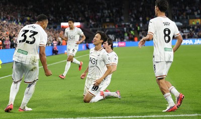 010926 Swansea City v Watford, EFL Sky Bet Championship - Ji-Sung Eom of Swansea City celebrates after he scores the opening goal