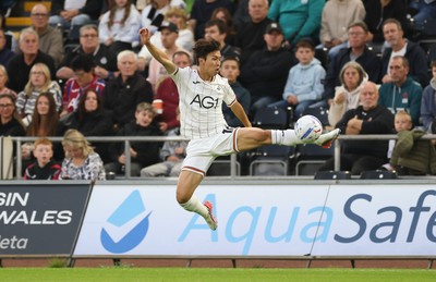 010926 Swansea City v Watford, EFL Sky Bet Championship - Ji-Sung Eom of Swansea City controls the ball