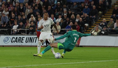 010926 Swansea City v Watford, EFL Sky Bet Championship - Adam Idah of Swansea City beats Watford goalkeeper Federico Ravaglia to score the second goal