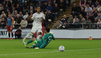 010926 Swansea City v Watford, EFL Sky Bet Championship - Adam Idah of Swansea City beats Watford goalkeeper Federico Ravaglia to score the second goal