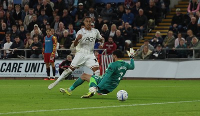010926 Swansea City v Watford, EFL Sky Bet Championship - Adam Idah of Swansea City beats Watford goalkeeper Federico Ravaglia to score the second goal