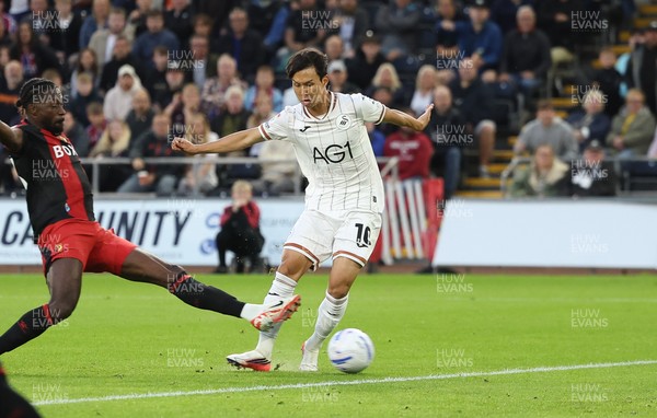 010926 Swansea City v Watford, EFL Sky Bet Championship - Ji-Sung Eom of Swansea City scores the opening goal