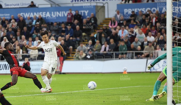 010926 Swansea City v Watford, EFL Sky Bet Championship - Ji-Sung Eom of Swansea City scores the opening goal