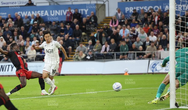 010926 Swansea City v Watford, EFL Sky Bet Championship - Ji-Sung Eom of Swansea City scores the opening goal