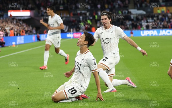 010926 Swansea City v Watford, EFL Sky Bet Championship - Ji-Sung Eom of Swansea City celebrates after he scores the opening goal