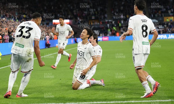 010926 Swansea City v Watford, EFL Sky Bet Championship - Ji-Sung Eom of Swansea City celebrates after he scores the opening goal
