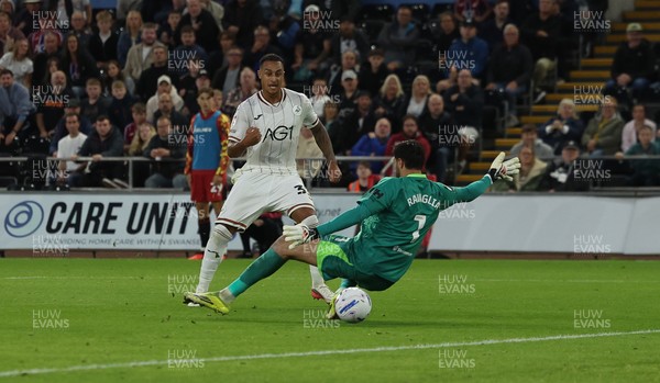 010926 Swansea City v Watford, EFL Sky Bet Championship - Adam Idah of Swansea City beats Watford goalkeeper Federico Ravaglia to score the second goal