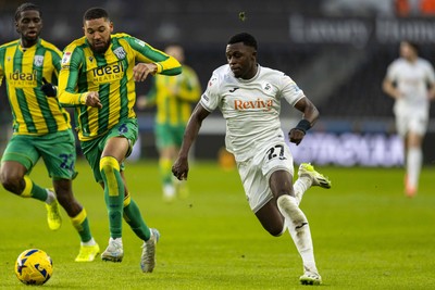 010126 - Swansea City v West Bromwich Albion - Sky Bet Championship - Zeidane Inoussa of Swansea City in action against George Campbell of West Brom