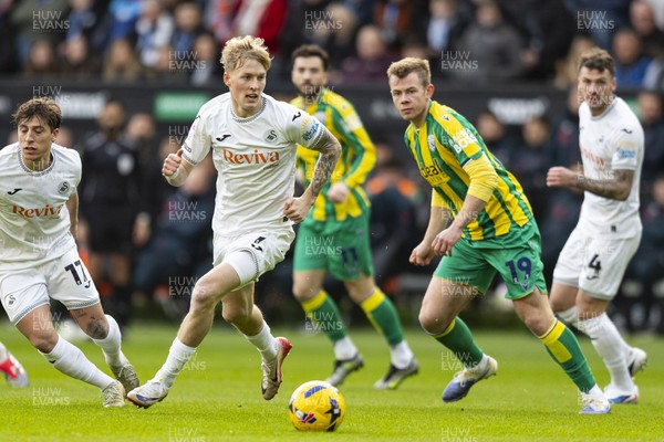 010126 - Swansea City v West Bromwich Albion - Sky Bet Championship - Melker Widell of Swansea City in action