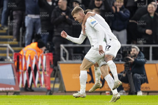 010126 - Swansea City v West Bromwich Albion - Sky Bet Championship - Jay Fulton of Swansea City celebrates scoring his sides first goal
