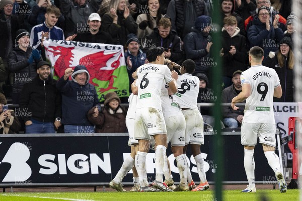 010126 - Swansea City v West Bromwich Albion - Sky Bet Championship - Jay Fulton of Swansea City celebrates scoring his sides first goal