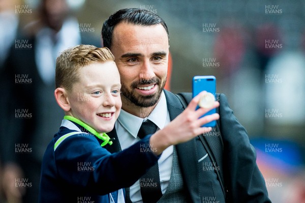 091217 - Swansea City v West Bromwich Albion, Premier League - Swansea City Player/Coach, Leon Britton poses for a selfie with a young fan at the Stadium ahead of the game 