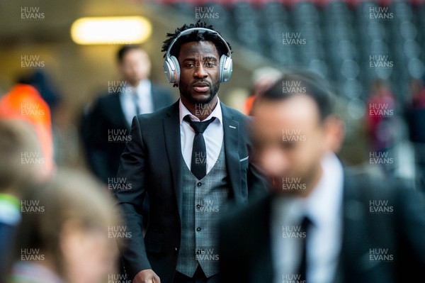 091217 - Swansea City v West Bromwich Albion, Premier League - Wilfried Bony of Swansea City arrives at the Stadium ahead of the game 