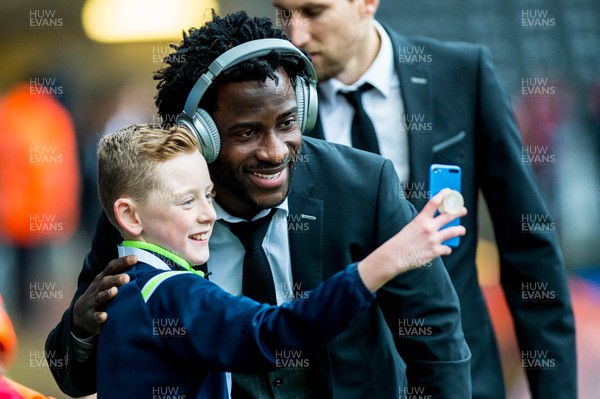 091217 - Swansea City v West Bromwich Albion, Premier League - Wilfried Bony of Swansea City poses for a selfie with a young fan at the Stadium ahead of the game 