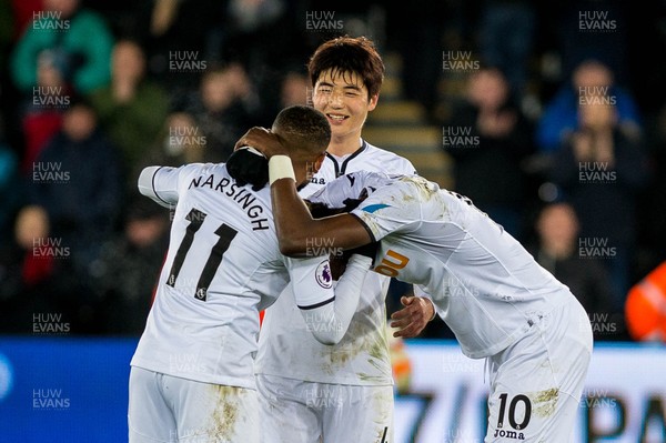 091217 - Swansea City v West Bromwich Albion, Premier League - Luciano Narsingh Ki Sung-Yueng and Tammy Abraham of Swansea City celebrates their win at final whistle 