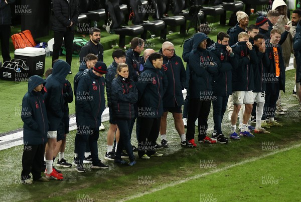 110126 - Swansea City v West Bromwich Albion - FA Cup Third Round - Swansea City Manager Vitor Matos watches the penalties from behind the bench