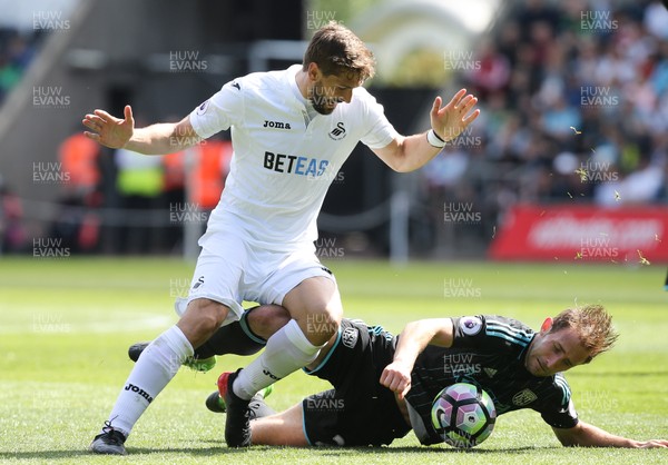 210517 - Swansea City v West Bromwich Albion, Premier League - Fernando Llorente of Swansea City tangles with Craig Dawson of West Bromwich Albion