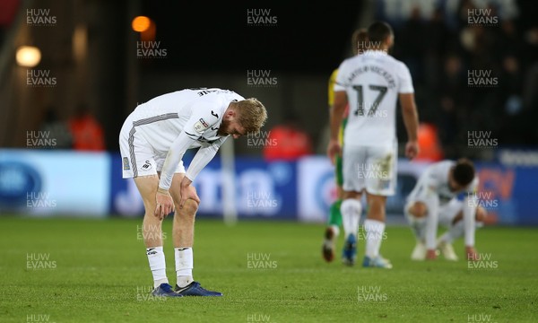 281118 - Swansea City v West Bromwich Albion - SkyBet Championship - Dejected Oli McBurnie of Swansea City at full time