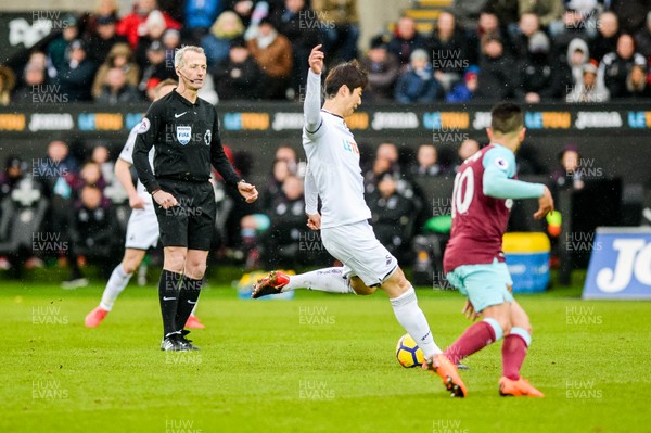030318 - Swansea City v West Ham United  - Premier League - Ki Sung Yueng of Swansea City scores during the first half 