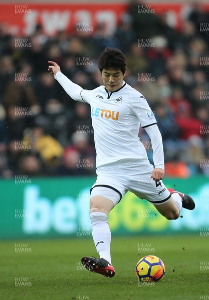 030318 - Swansea City v West Ham United, Premier League - Ki Sung Yueng of Swansea City shoots to score goal